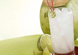 Alimentos ricos em água que trazem benefícios a saúde 4 agua com limao