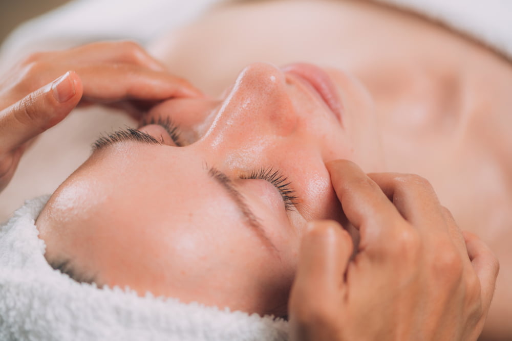 O que é a massagem facial? 2 massagem facial2