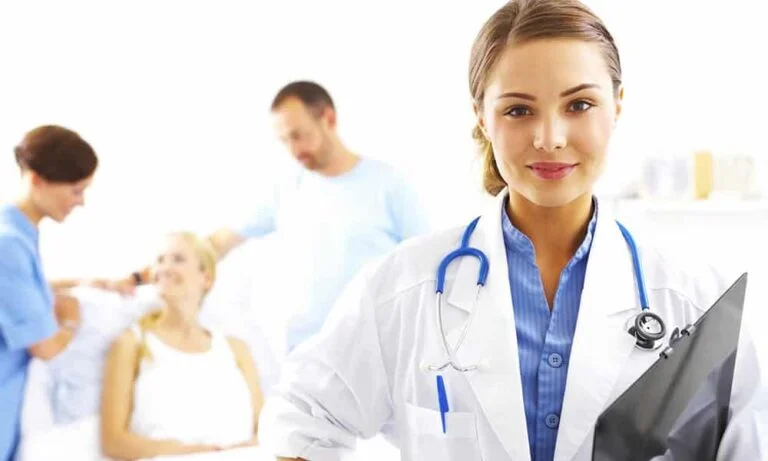 Quanto custa um plano de saúde Bradesco empresarial? 2 medico tratamento mulher