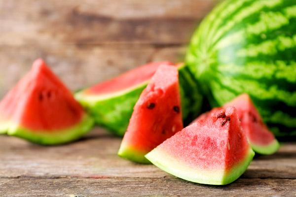 Alimentos ricos em água que trazem benefícios a saúde 3 melancia