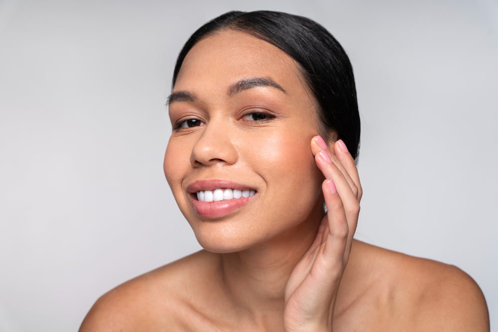 O que são Bioestimuladores de colágeno e como funcionam? 3 woman doing beauty care treatments