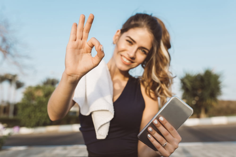 Hábitos Saudáveis: O Guia Completo Para Implementar Bons Hábitos no Dia-a-Dia 4 portrait motivated excited happy young woman sportswear smiling expressing positivity sunny morning outside fashionable sportswoman training healthy lifestyle