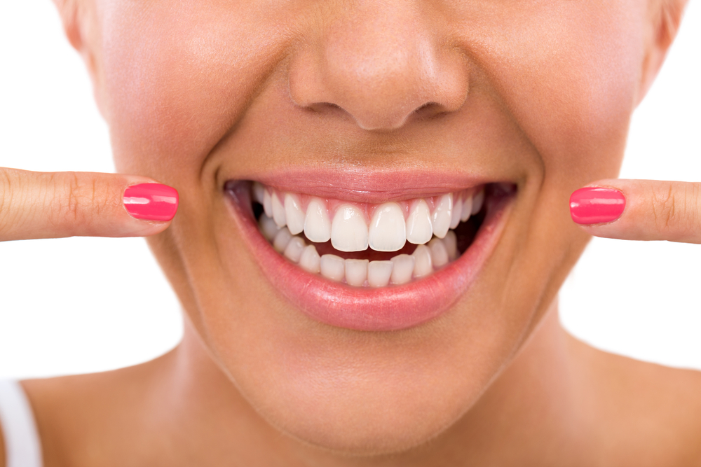 Como clarear os dentes amarelados? 4 dentes limpos