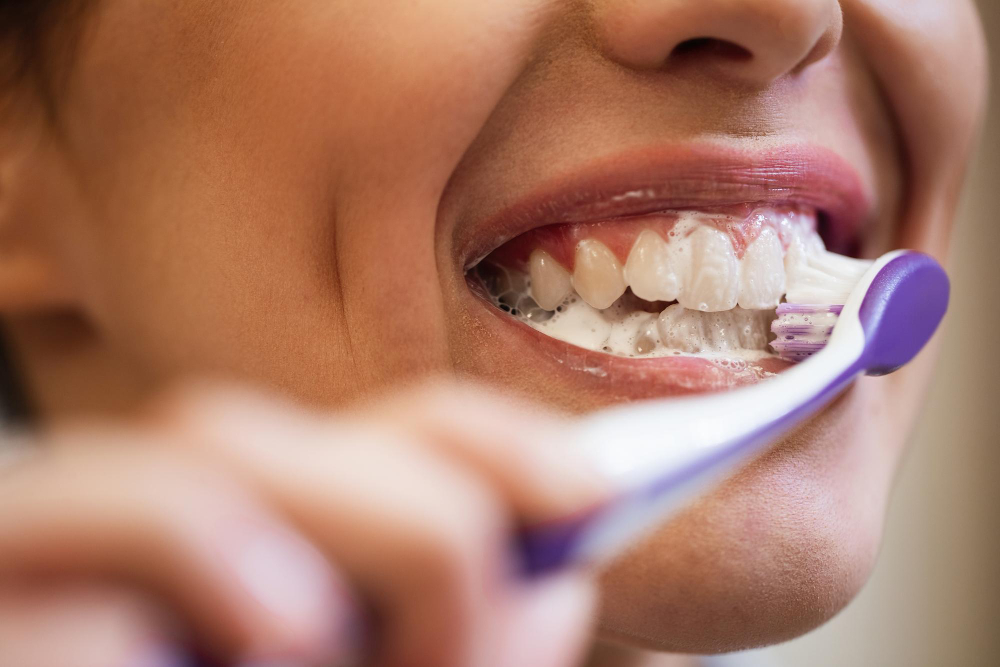 Como clarear os dentes amarelados? 3 escovando dentes