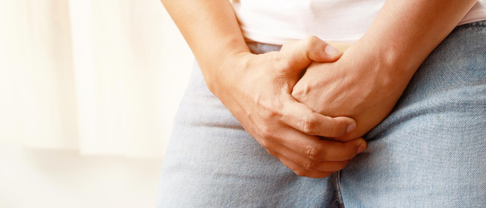Ejaculação precoce: diagnóstico e tratamentos disponíveis 2 man covers groin health problems disease premature ejaculation fertility erection concept protection sexually transmitted infections prostate problem testicular cancer